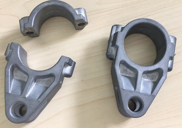 鋁鑄造冒口切割設(shè)備用于汽車零部件，一模兩穴壓鑄件切割方案