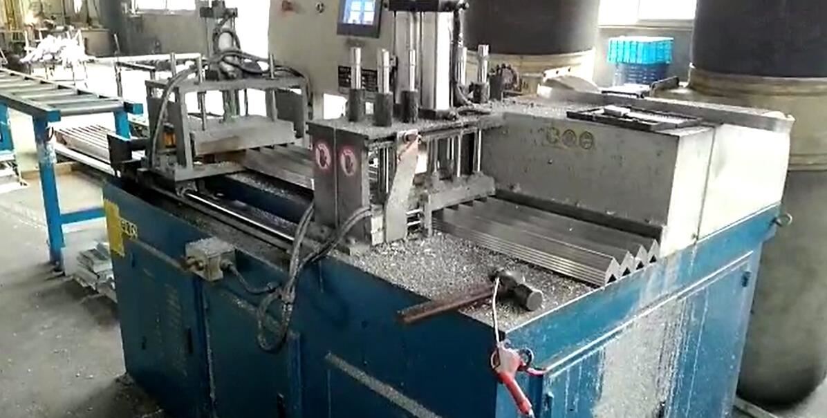 【浙江】太陽能光伏邊框行業(yè)客戶用鄧氏DS-E400全自動(dòng)光伏角碼鋸